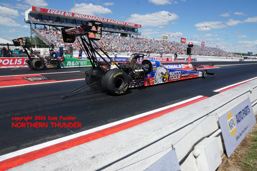 Antron Brown (near lane) vs Tony Stewart (far lane)